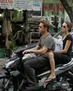 pitt_and_jolie_on_a_scooter_in_ho_chi_minh_city__nov_23_06_426